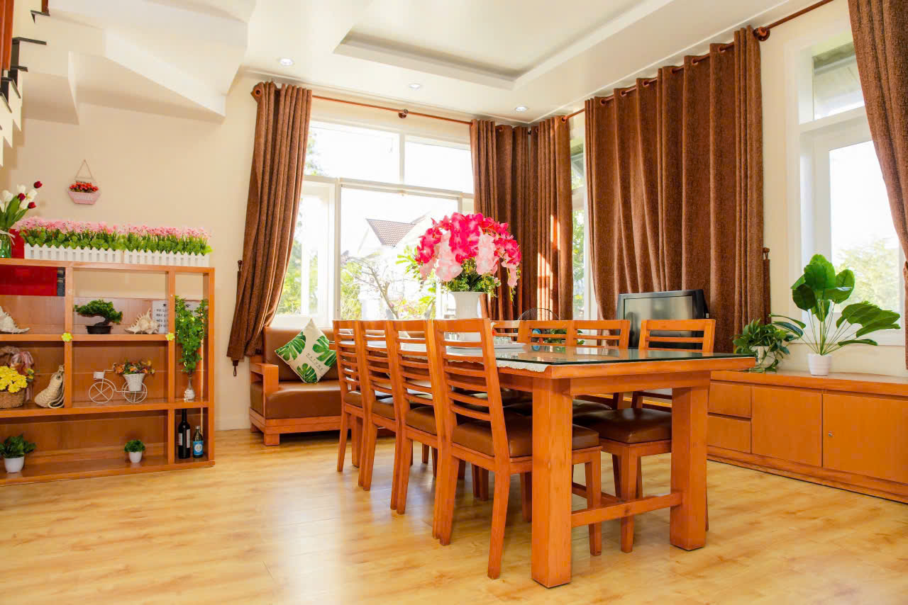 Villa S62 mang phong cách hiện đại, lấy màu trắng làm chủ đạo, kết hợp nội thất gỗ vàng nâu tạo nên cảm giác ấm cúng và sang trọng.