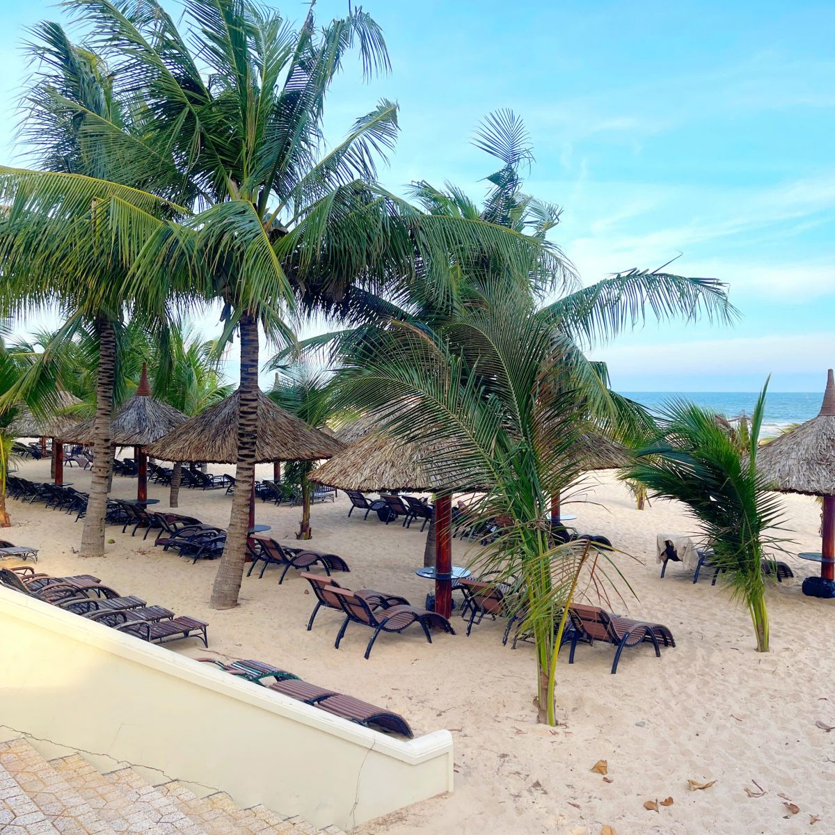 Trên bờ có chỗ đậu xe thoải mái. Có khu thu phí và khu có phí, quý khách cần xem bảng kèm phí tại đó để chọn chỗ đậu cho phù hợp.