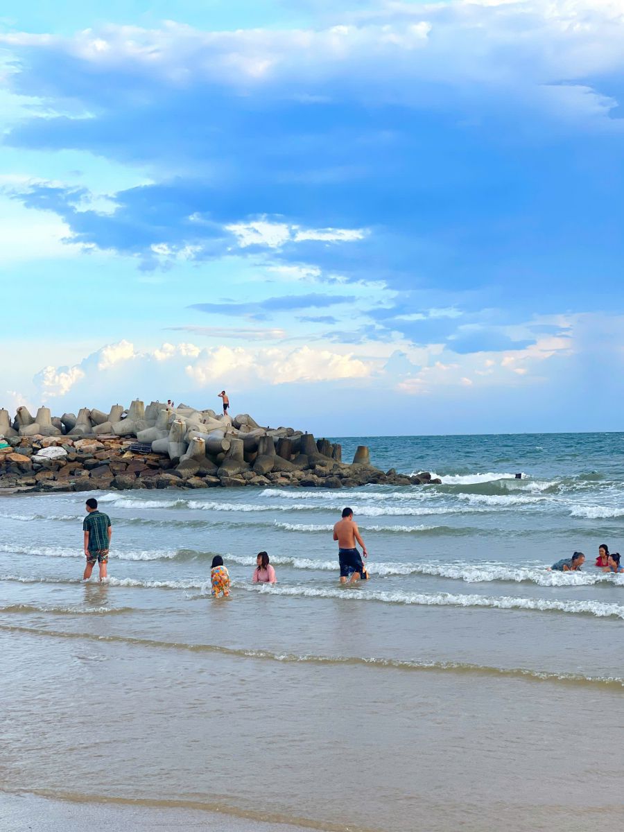 Cạnh đó là Bãi Đá Ông Địa – nơi những khối đá tam giác khối chắn sóng, nằm chồng lên nhau tạo nên hình dáng độc đáo