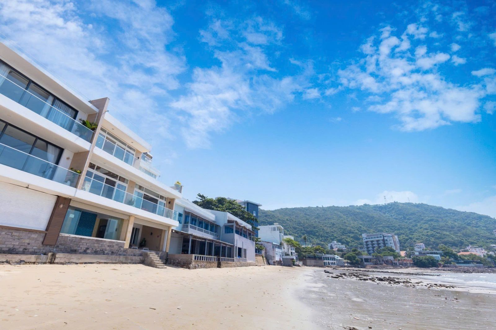 Đây là một trong những villa Vũng Tàu sát biển hiếm hoi có vị trí hoàn hảo đến vậy, vừa tiện di chuyển, vừa đảm bảo không gian riêng tư, yên tĩnh