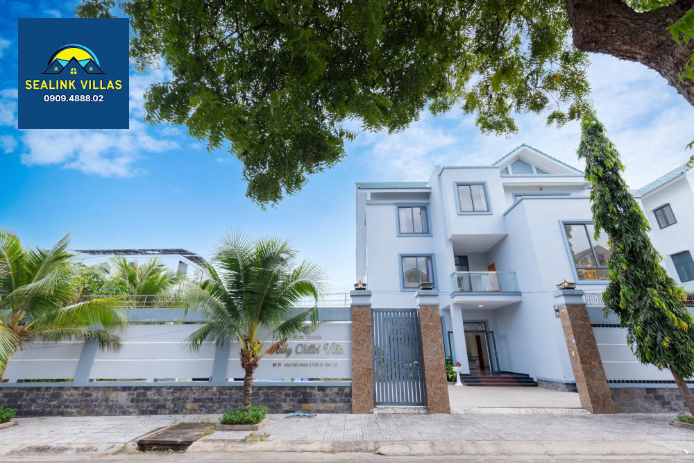 Một điểm cộng lớn của villa Vũng Tàu này là vị trí gần bãi tắm Long Cung – chỉ cách 150m đi bộ.