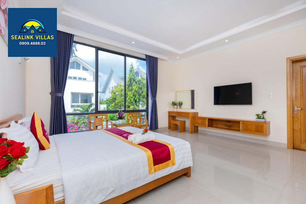 Căn villa được thiết kế với 8 phòng ngủ sang trọng, mỗi phòng đều có máy lạnh