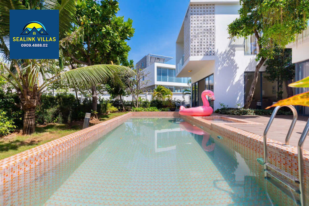 Sân vườn rộng rãi cho tiệc ngoài trời