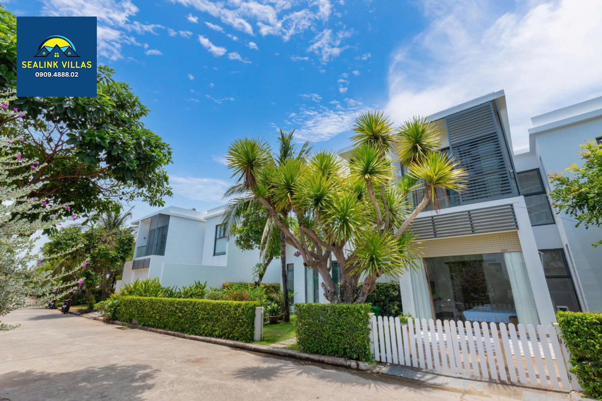 ào buổi tối, ánh đèn dịu nhẹ kết hợp với sóng biển xa xa tạo nên một không gian lãng mạn,